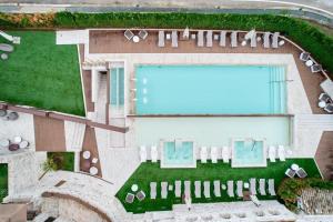 Bazén v ubytování Hotel Corte dei Tini nebo v jeho okolí