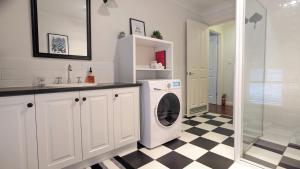 lavadero con lavadora y secadora en Frostwood House en Mount Barker