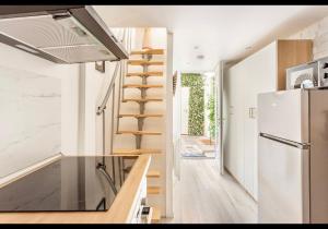 eine kleine Küche mit Wendeltreppe in einem Tiny House in der Unterkunft Home Jardin du Luxembourg à Paris in Paris
