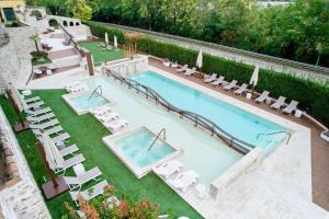 Bazén v ubytování Hotel Corte dei Tini nebo v jeho okolí