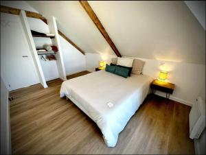 เตียงในห้องที่ LOGODEN - Appartement TOUT CONFORT 2 Chambres, proximité gare, parking privé