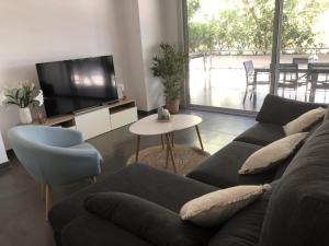 Televízia a/alebo spoločenská miestnosť v ubytovaní Standing Apartment Barcelona Forum
