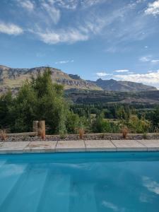 una piscina con vistas a las montañas en Terrazas de Ruca Hue en San Martín de los Andes