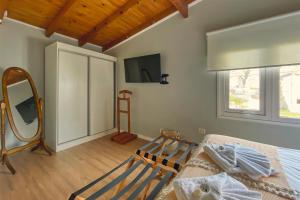 1 dormitorio con cama, espejo y tocador en CASA COIHUE en El Chaltén