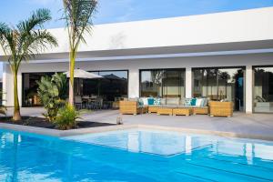 uma piscina em frente a uma casa em Villa Macán em Teguise