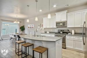 Η κουζίνα ή μικρή κουζίνα στο RedHills Retreat Near Zion Golf Pool Spa Access