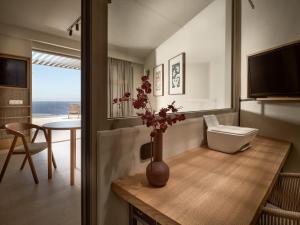 TV a/nebo společenská místnost v ubytování Yoma Cove Suites
