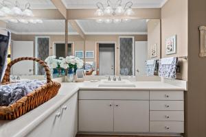 un baño con lavabo y espejo en Mountain View Lodge Helen! Luxury Retreat in Downtown Helen!, en Helen 64 fotos más