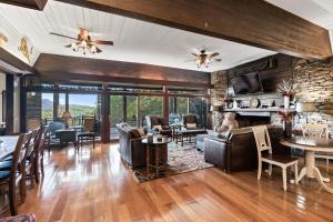 una sala de estar de planta abierta con una pared de piedra. en Mountain View Lodge Helen! Luxury Retreat in Downtown Helen!, en Helen