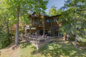 una casa de madera con terraza en el bosque en Mountain View Lodge Helen! Luxury Retreat in Downtown Helen!, en Helen