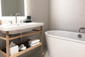 ein Badezimmer mit einem Waschbecken und einer Badewanne in der Unterkunft The Mitchelton Hotel Nagambie - MGallery by Sofitel in Nagambie