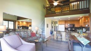 uma sala de estar e cozinha com um sofá e uma mesa em Maui Westside Presents: Papakea J401 Top floor Ocean Views em Lahaina