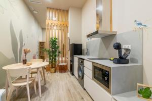 a kitchen with a stove and a table with a tableablish at Art Lofts Gardens in Valencia
