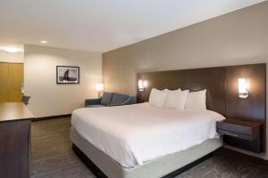 Una cama o camas en una habitación de Best Western Mt. Hood Inn
