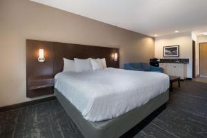 Postel nebo postele na pokoji v ubytování Best Western Mt. Hood Inn