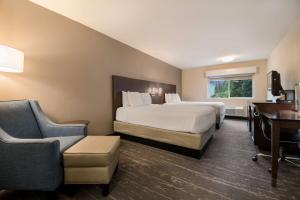 um quarto de hotel com uma cama, uma secretária e cadeiras em Best Western Mt. Hood Inn em Government Camp