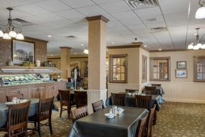 a restaurant with tables and chairs and a counter at Best Western Inn of the Ozarks in Eureka Springs