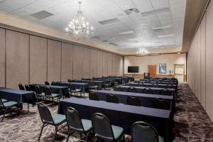 una sala de conferencias con filas de mesas y sillas en Best Western Inn of the Ozarks, en Eureka Springs