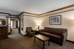 a living room with a couch and a table at Best Western Inn of the Ozarks in Eureka Springs