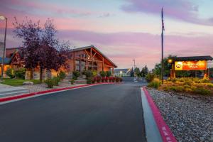 an empty road in front of a building at Best Western Plus McCall Lodge and Suites in McCall