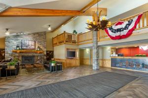 eine leere Lobby mit einem Kamin und einer amerikanischen Flagge in der Unterkunft Best Western Plus McCall Lodge and Suites in McCall