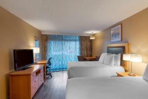 TV a/nebo společenská místnost v ubytování Best Western Plus Ocean View Resort