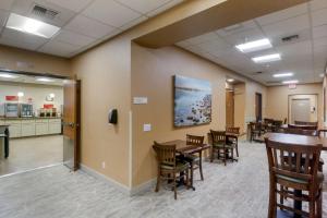 uma sala de espera com mesas e cadeiras e uma cozinha em Best Western Plus Oak Harbor Hotel and Conference Center em Oak Harbor