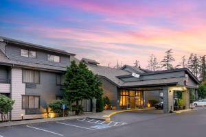 Best Western Plus Oak Harbor Hotel and Conference Center في أوك هاربور: منزل امامه موقف سيارات