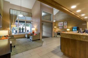Best Western Plus Oak Harbor Hotel and Conference Center في أوك هاربور: لوبي مستشفى مع غرفة انتظار