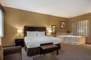 a hotel room with a bed and a bath tub at Best Western Plus Baker Street Inn in Nelson +56 photos
