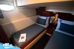uma vista sobre uma pequena cama num barco em Barco no Coração da Cidade - Iate de 5 estrelas em Viana do Castelo