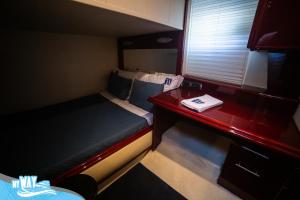 Uma cama ou camas num quarto em Barco no Coração da Cidade - Iate de 5 estrelas