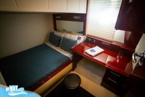 Uma cama ou camas num quarto em Barco no Coração da Cidade - Iate de 5 estrelas