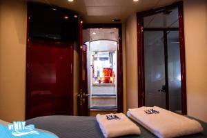 um quarto com uma cama, um espelho e uma porta em Barco no Coração da Cidade - Iate de 5 estrelas em Viana do Castelo mais 37 fotografias