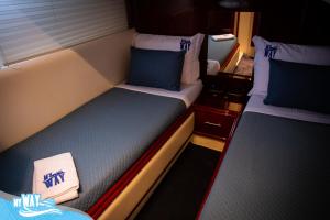 Uma cama ou camas num quarto em Barco no Coração da Cidade - Iate de 5 estrelas