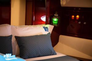 Uma cama ou camas num quarto em Barco no Coração da Cidade - Iate de 5 estrelas