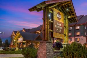 Best Western Plus Fernie Mountain Lodge في فيرني: أفضل علامة الغربية زائدة أمام الفندق