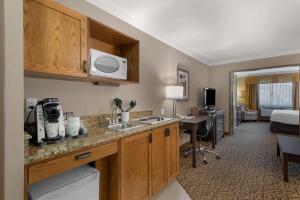 a hotel room with a kitchen and a bedroom at Best Western Plus Fernie Mountain Lodge in Fernie