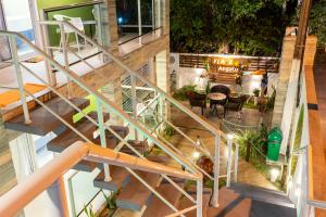 - une vue sur un escalier avec des tables et des chaises dans l'établissement Flats Angatu Porto de Galinhas PE, à Porto de Galinhas