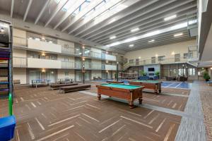 Habitación grande con mesas de ping pong. en Best Western Plus Leamington Hotel & Conference Centre, en Leamington