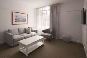 Adina Apartment Hotel Brisbane Anzac Square tesisinde bir oturma alanı