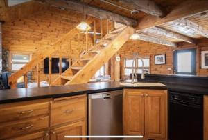 Hillside Estate - 14 Acre Waterfront Log home on Lake Champlain廚房或簡易廚房