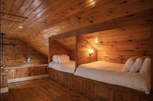 Una cama o camas en una habitación de Hillside Estate - 14 Acre Waterfront Log home on Lake Champlain