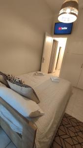 A bed or beds in a room at The PM - in the heart of Thessaloniki