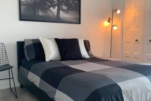 En eller flere senge i et værelse på Joli condo en basse-ville - Parking gratuit 309357