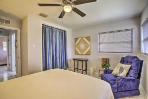 um quarto com uma cama e uma ventoinha de tecto em Clearwater Retreat Near Beach, Golf, and Boating! em Clearwater