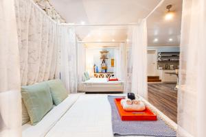 a living room with a bed and a table at Palms Cottage at Viking Hill in Nassau +28 photos