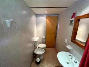 ein Bad mit einem WC und einem Waschbecken in der Unterkunft Complejo Caribe Sur in San Carlos de Bariloche
