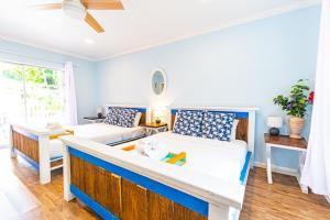 a living room with a bed and a couch at Sunset Cottage at Viking Hill in Nassau +15 photos
