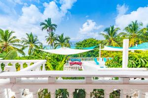 uma vista para a piscina a partir da varanda de um resort em Sunset Cottage at Viking Hill em Nassau